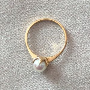 Cultured pearl ring in 14k yellow gold.